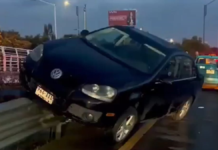 Auto pierde el control y termina sobre valla en Periférico Ecológico