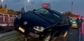 Auto pierde el control y termina sobre valla en Periférico Ecológico