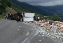 Volcadura de tráiler provoca cierre total en la Puebla-Orizaba