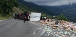 Volcadura de tráiler provoca cierre total en la Puebla-Orizaba