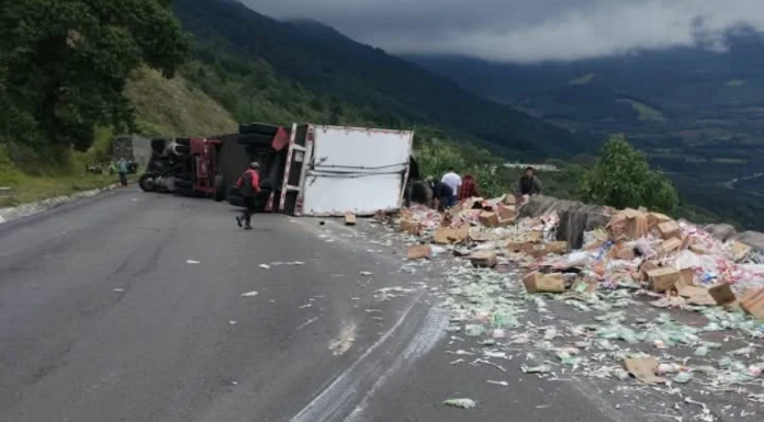 Volcadura de tráiler provoca cierre total en la Puebla-Orizaba